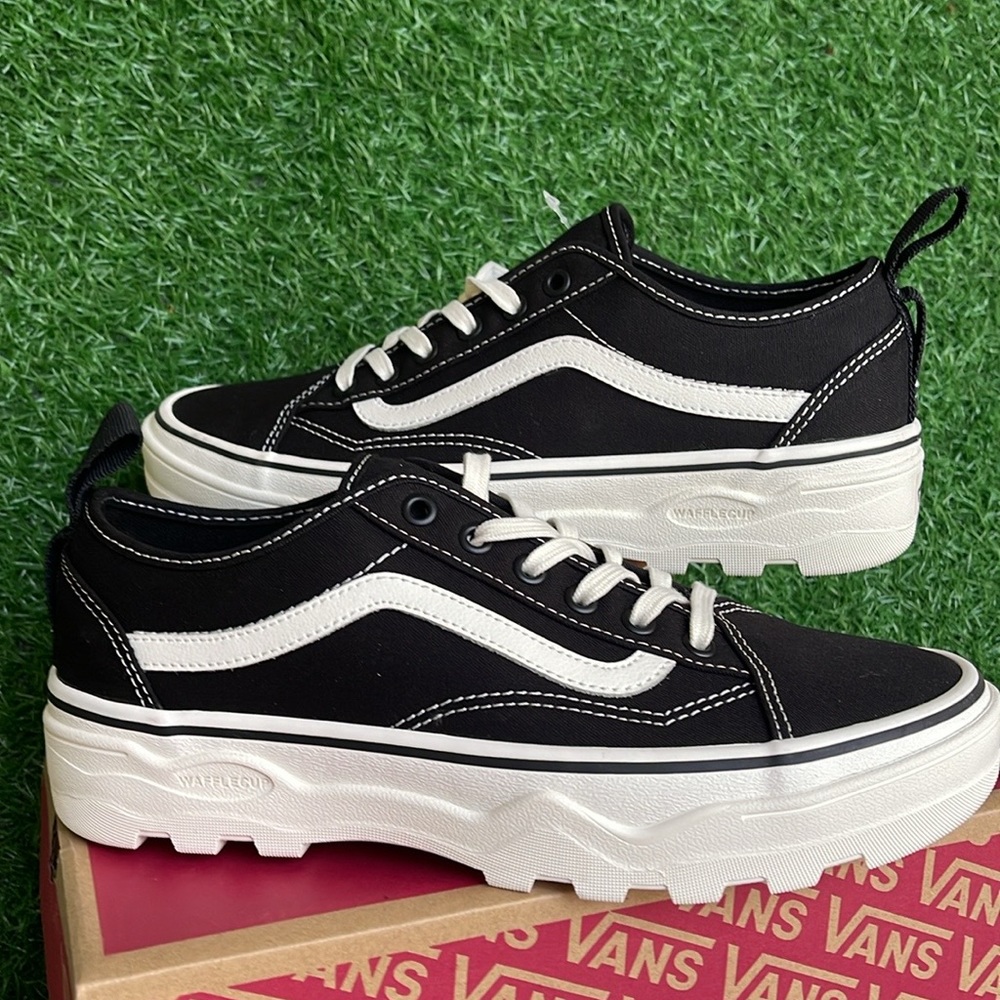 Vans Men’s Sentry Old Skool (Canvas) Black/Marshmallow
VN0A5KR3VQE
Sneakers - Picture 1 of 16